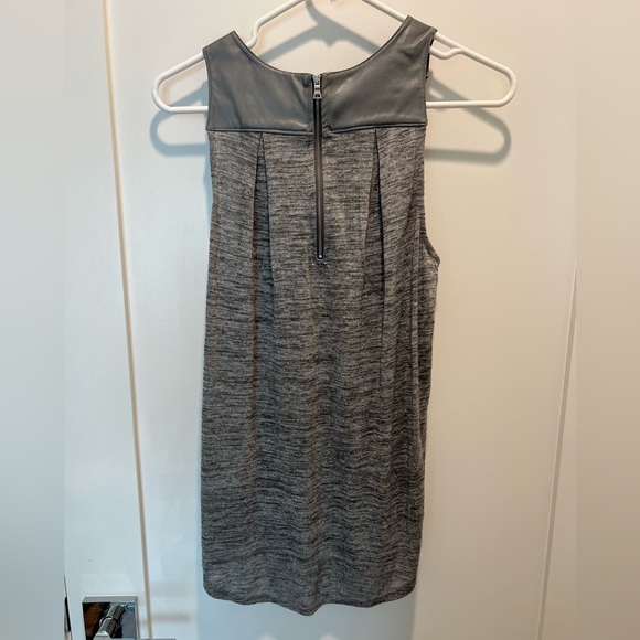 Banana Republic grey sleeveless top - Picture 2 of 3